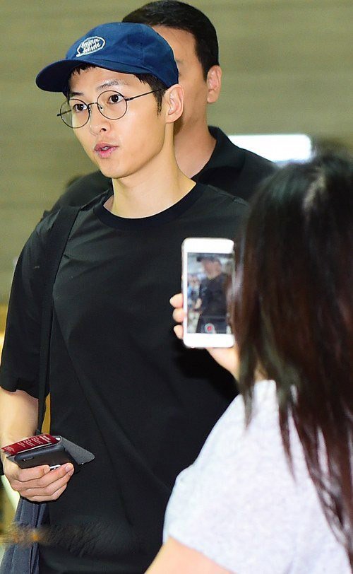 Song Joong Ki lộ chiều cao khiêm tốn ở sân bay