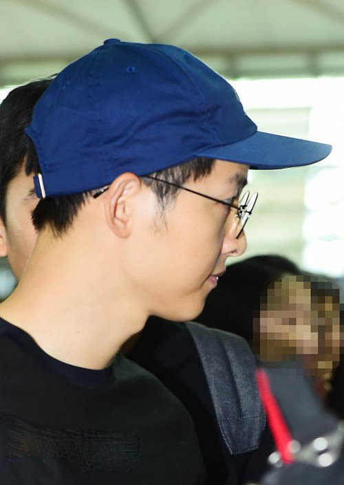 Song Joong Ki lộ chiều cao khiêm tốn ở sân bay