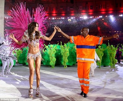 Siêu mẫu Brazil đẹp như nữ thần ở bế mạc Olympic Rio