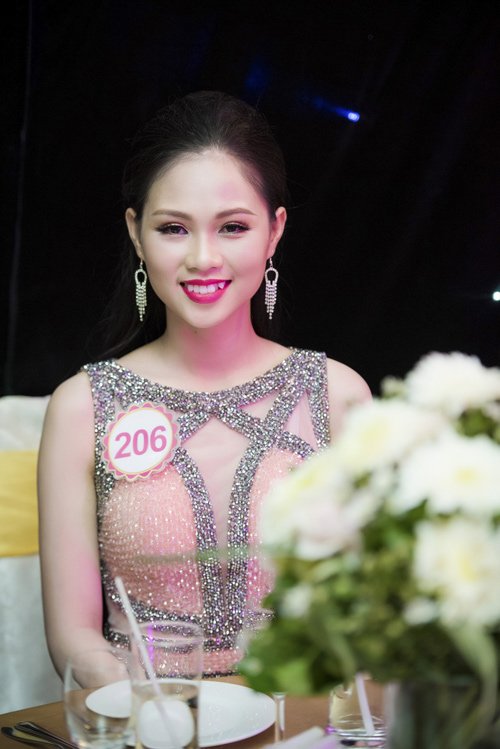 Nhan sắc kiều diễm của thí sinh Hoa hậu VN ở dạ tiệc