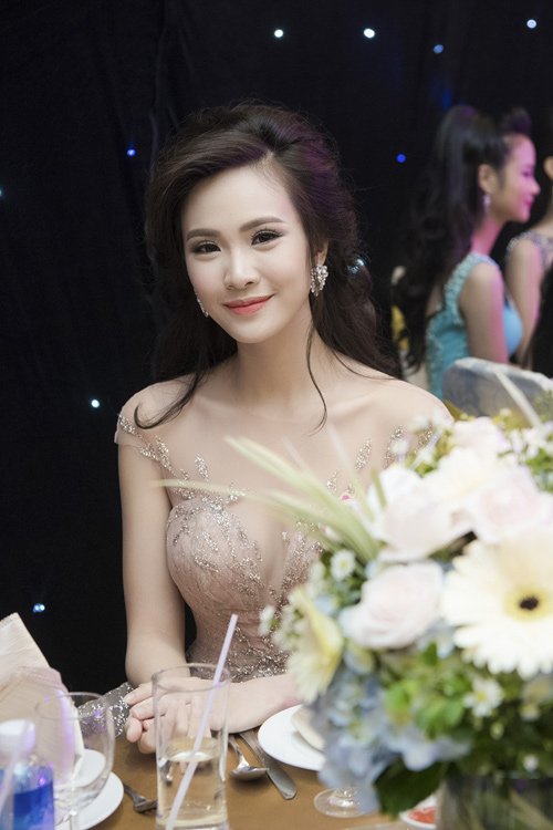 Nhan sắc kiều diễm của thí sinh Hoa hậu VN ở dạ tiệc