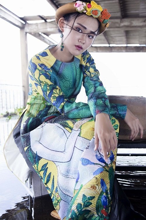 Thiếu nữ Việt e ấp trong tà áo dài cách tân