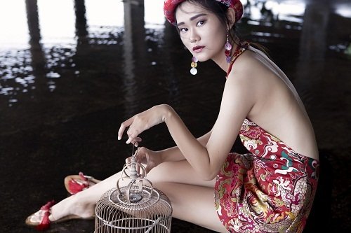 Thiếu nữ Việt e ấp trong tà áo dài cách tân