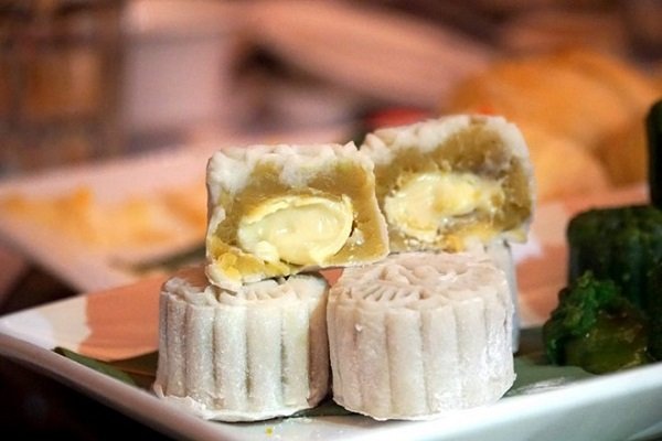 Bánh Trung thu nhân kim sa tan chảy được yêu thích ở châu Á