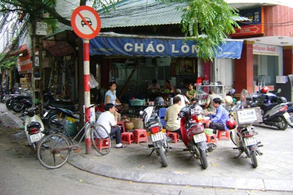 Thưởng thức cháo lòng trong ngày thu mát mẻ ở phố cổ Hà Nội