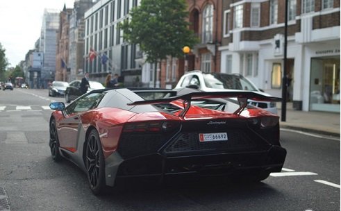 Lamborghini Aventador LP 720-4 "cực độc" trên đường phố London