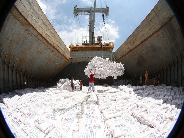 Việt Nam thắng thầu 150.000 tấn gạo 25% tấm cho Philippines