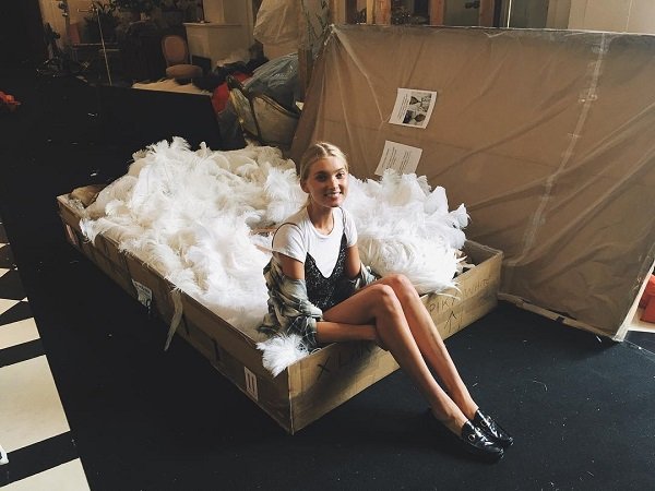 Ngắm ảnh hậu trường đẹp mê ly của dàn thiên thần Victoria's Secret