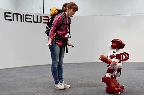 Robot nói 2 thứ tiếng làm hướng dẫn viên ở sân bay Tokyo