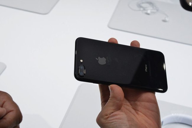 Trên tay iPhone 7 Plus đầu tiên, giá 17,1 triệu đồng