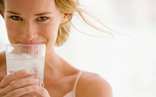 5 loại nước bạn nên uống vào buổi tối để da trắng dáng xinh