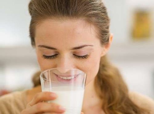 5 loại nước bạn nên uống vào buổi tối để da trắng dáng xinh