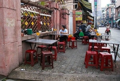 Quán hủ tiếu sa tế hơn 5 thập kỷ đắt khách ở Sài Gòn
