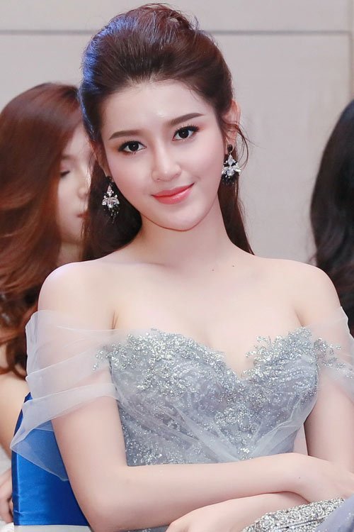 Thổn thức vì bộ sưu tập váy mỏng như sương của Huyền My