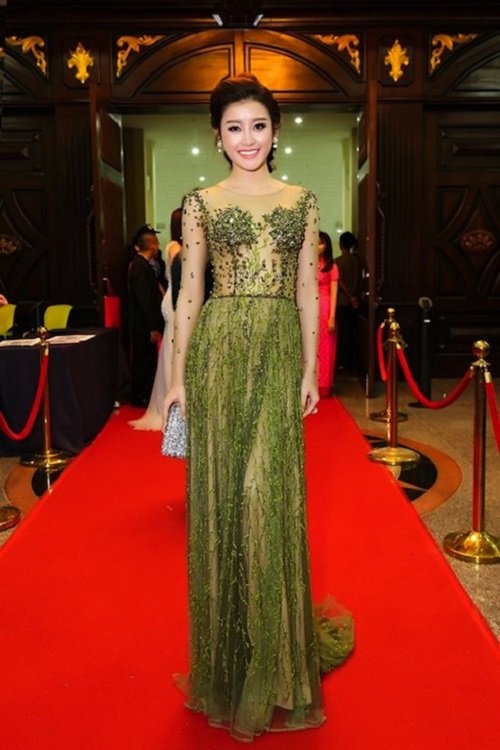 Thổn thức vì bộ sưu tập váy mỏng như sương của Huyền My