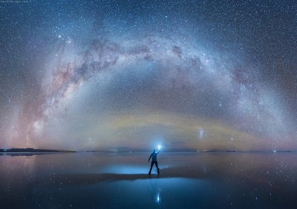 Diệu kỳ dải Ngân hà phản chiếu trên cánh đồng muối lớn nhất thế giới