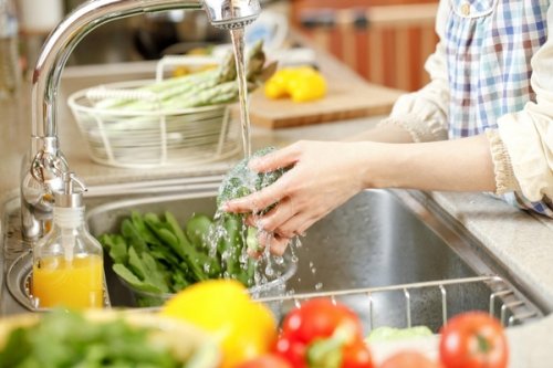 Lý do các gia đình không ngâm rau quả bằng nước muối để khử hóa chất