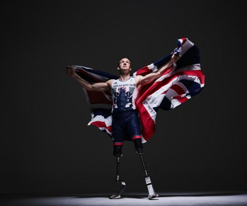 Nissan tặng ôtô vàng cho nhà vô địch điền kinh Paralympic 2016