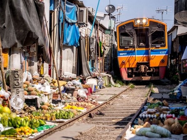 Ấn tượng khu chợ nguy hiểm nhất thế giới ở Thái Lan