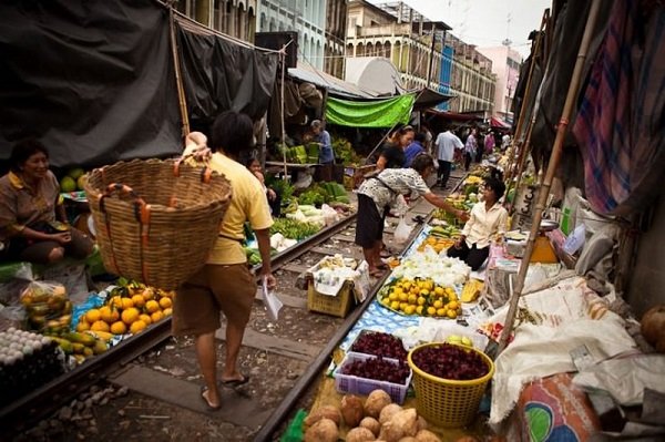 Ấn tượng khu chợ nguy hiểm nhất thế giới ở Thái Lan