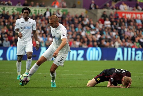 ĐIỂM TIN SÁNG (26.9): Real Madrid và Barcelona đại chiến vì sao PSG