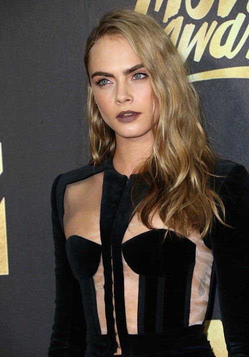 Mọi người đều đang so sánh cô mẫu này với Cara Delevingne!