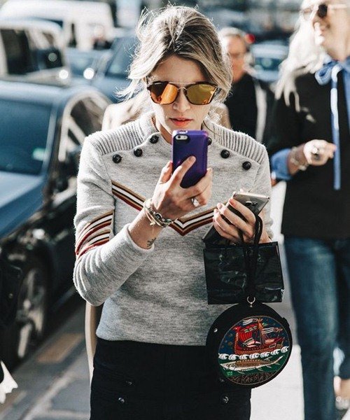 Vì sao bạn luôn cần một chiếc áo len mỏng?