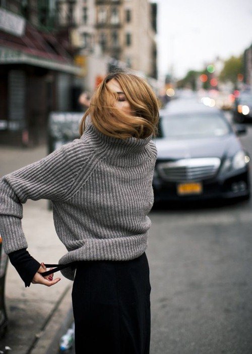 Vì sao bạn luôn cần một chiếc áo len mỏng?