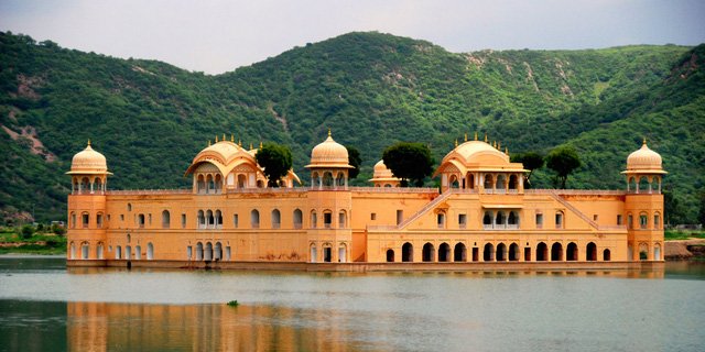 Vẻ đẹp lộng lẫy của cung điện ngập trong hồ nước quanh năm