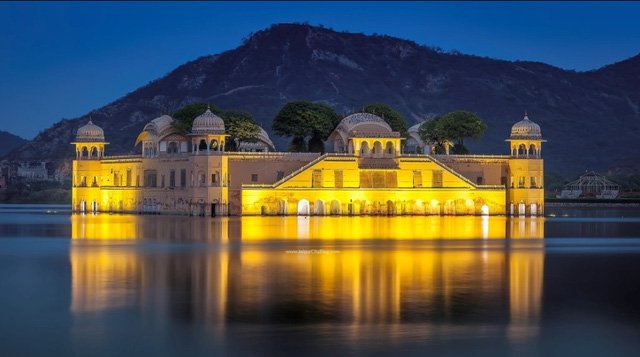 Vẻ đẹp lộng lẫy của cung điện ngập trong hồ nước quanh năm