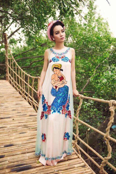 Mai Thu Huyền đẹp lúng liếng với váy họa tiết dân gian