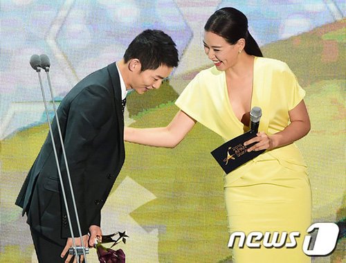"Người tình" Song Hye Kyo rưng lệ nhận giải thưởng lớn