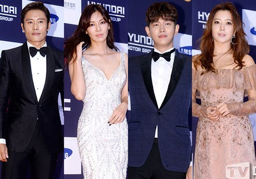 "Người tình" Song Hye Kyo rưng lệ nhận giải thưởng lớn