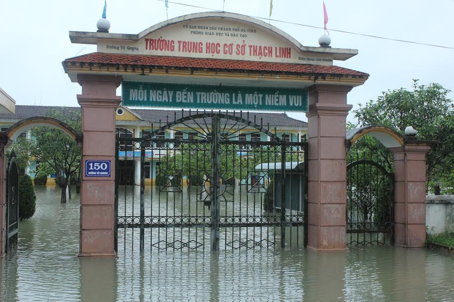 Hà Tĩnh: Hơn 60.000 học sinh không thể đến trường do mưa lũ