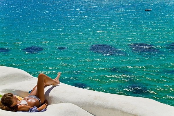 Những bãi biển có màu sắc lạ lùng