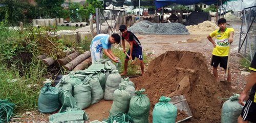 TP.HCM: Người nuôi cá khốn đốn vì triều cường