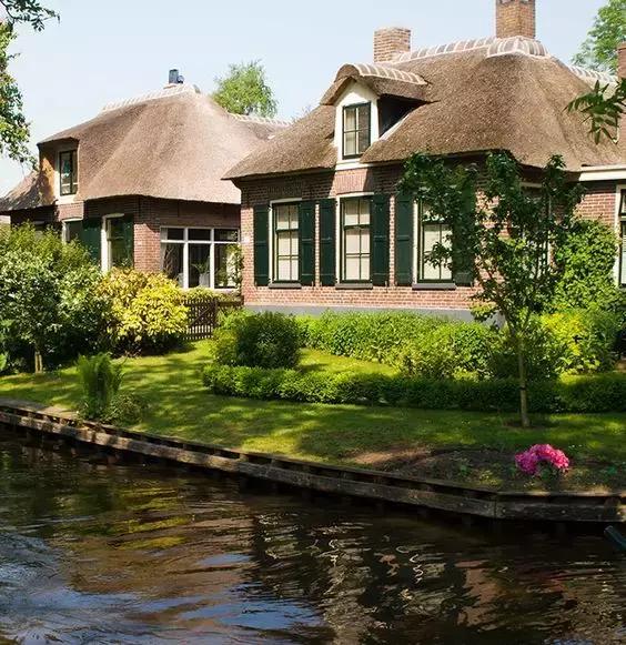 Thị trấn cổ tích 700 năm đi lại bằng thuyền