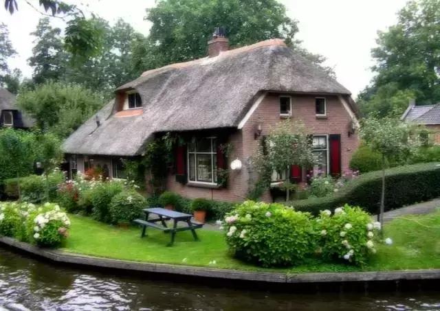 Thị trấn cổ tích 700 năm đi lại bằng thuyền