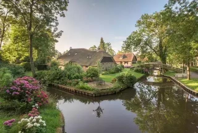 Thị trấn cổ tích 700 năm đi lại bằng thuyền