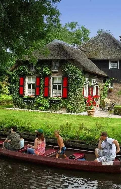 Thị trấn cổ tích 700 năm đi lại bằng thuyền