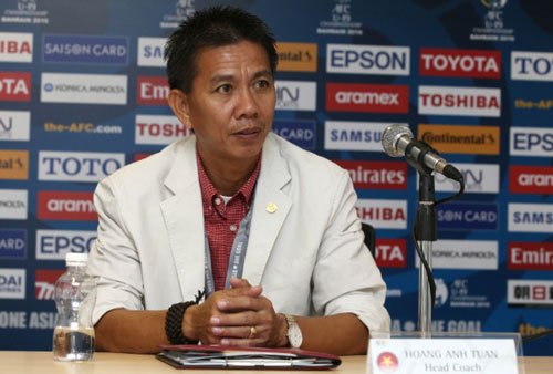 HLV Hoàng Anh Tuấn nói gì khi U19 Việt Nam vào tứ kết?