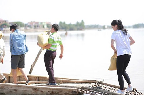 Kỳ Duyên khệ nệ bê mì tôm, gạo, chăn đến với vùng lũ lụt Quảng Bình
