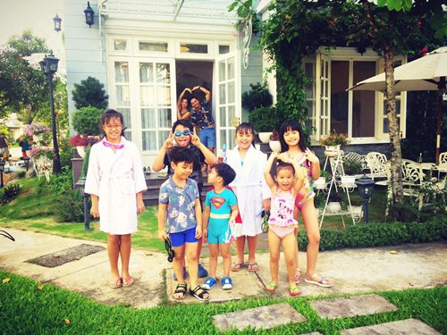 Tan chảy với hình ảnh bên vợ đẹp, con xinh của Phan Anh