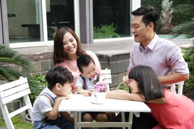 Tan chảy với hình ảnh bên vợ đẹp, con xinh của Phan Anh