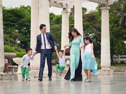 Tan chảy với hình ảnh bên vợ đẹp, con xinh của Phan Anh