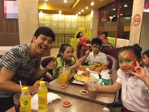 Tan chảy với hình ảnh bên vợ đẹp, con xinh của Phan Anh