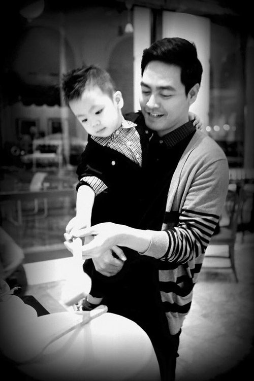 Tan chảy với hình ảnh bên vợ đẹp, con xinh của Phan Anh