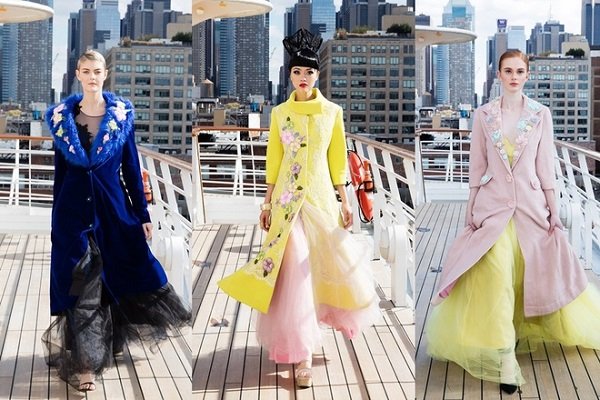 Jessica Minh Anh mặc váy 25 kg catwalk trên tàu ở New York