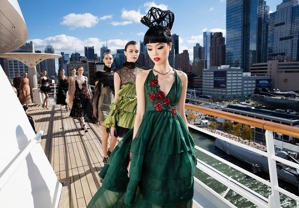 Jessica Minh Anh mặc váy 25 kg catwalk trên tàu ở New York