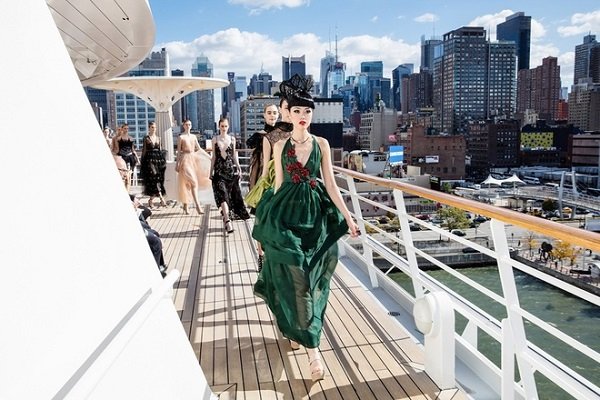 Jessica Minh Anh mặc váy 25 kg catwalk trên tàu ở New York